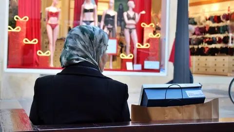 mujer compra comercio