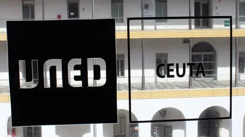 Barandilla con el logo de la UNED