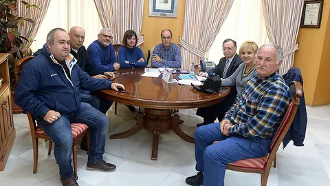 El presidente Vivas con los feligreses de la capilla del Carmen de La Almadraba