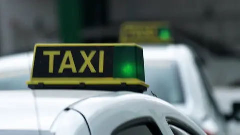 Un taxi, estacionado en la parada de la Gran V&iacute;a