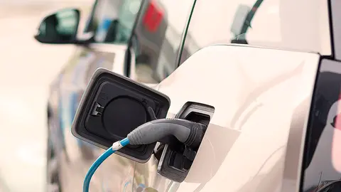 Imagen de recurso de un coche el&eacute;ctrico recargando