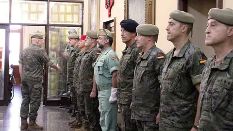 El general Luis Cebri&aacute;n Carbonell saluda a sus subordinados