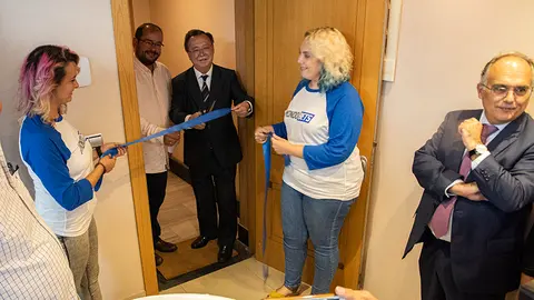 Juan Go&ntilde;i, CEO de Mondobets y Juan Vivas, presidentede la Ciudad, durante la inauguraci&oacute;n de la sede