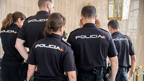 Polic&iacute;a Nacional inspectores