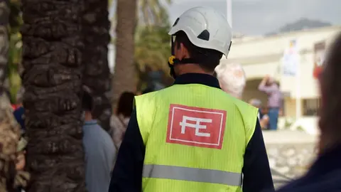 Un operario de la Empresa de Alumbrado El&eacute;ctrico de Ceuta