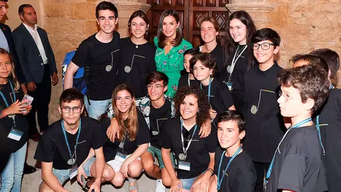 La reina, junto a los alumnos de la Escuela Internacional de M&uacute;sica