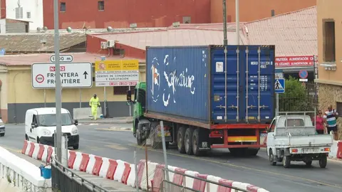 Un cami&oacute;n, a su paso por la avenida Mart&iacute;nez Catena