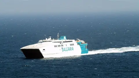 Un barco de Bale&agrave;ria, surcando las aguas del estrecho de Gibraltar
