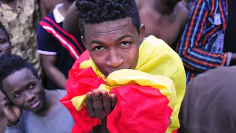 MIGRANTE SUBSAHARIANO BANDERA ESPA&Ntilde;A SALTO