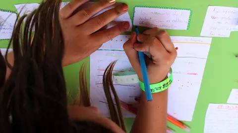 ni&ntilde;a estudiante alumna recurso