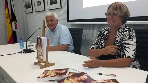 Jos&eacute; Antonio Alarc&oacute;n, director de la biblioteca y la autora &Aacute;ngeles Chozas