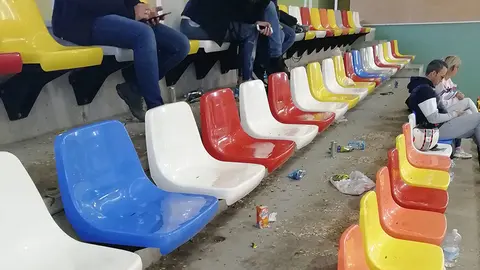 Basura en el Polideportivo Guillermo Molina