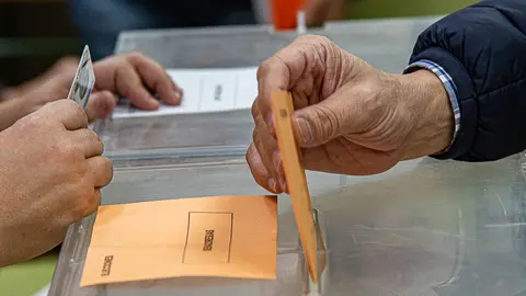 Voto urna elecciones-1