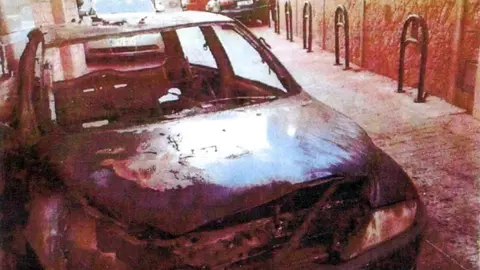coche calcinado polic&iacute;a