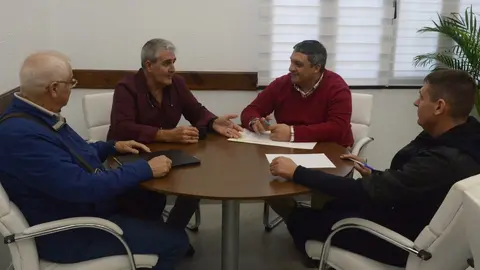 Yamal Dris, durante una reuni&oacute;n con cazadores