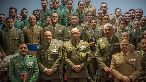 Luis Cebri&aacute;n Carbonell rodeado de la c&uacute;pula de la Comandancia en la foto de familia
