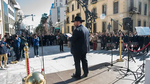 El rabino reza por las v&iacute;ctimas del Holocausto