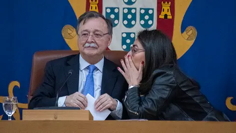 Juan Vivas y Dunia Mohamed durante la sesi&oacute;n plenaria