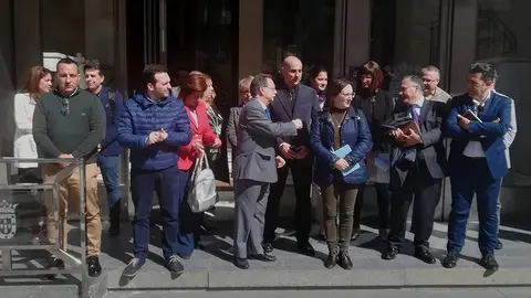 Minuto de silencio con miembros del Goibierno y Vox como &uacute;nicos participantes