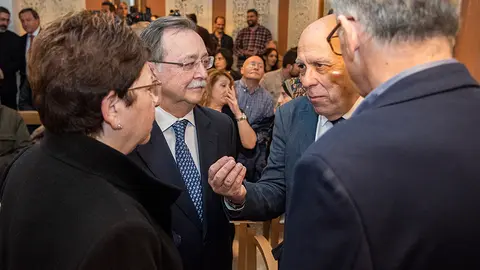 Imagen de archivo de la delegada, Salvadora Mateos, el presidente, Juan Vivas, el consejero de Sanidad, Javier Guerrero y el responsable de Ingesa, Jes&uacute;s Lopera, en el Colegio de M&eacute;dicos