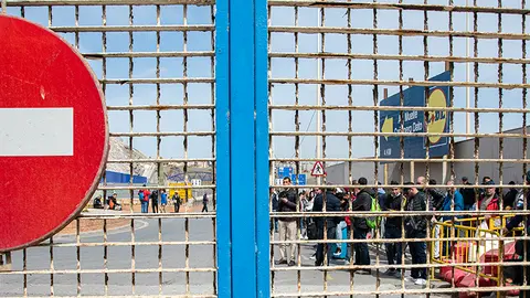 CVierre de la frontera deja un centenar de marroqu&iacute;es atraoados en Ceuta
