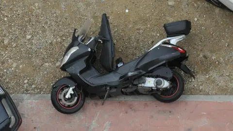 moto tumbada por levante