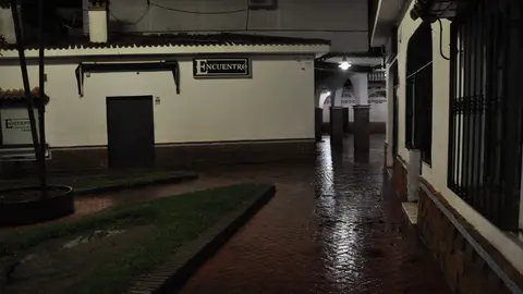 poblado noche cerrado