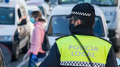Policia alarma mascarilla