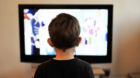 ni&ntilde;o televisi&oacute;n