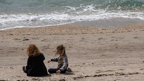 Desconfinamiento ni&ntilde;os playa familia hijos