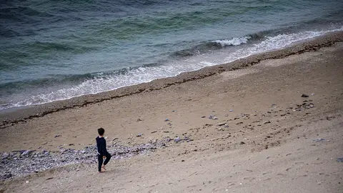Ni&ntilde;o playa La Ribera