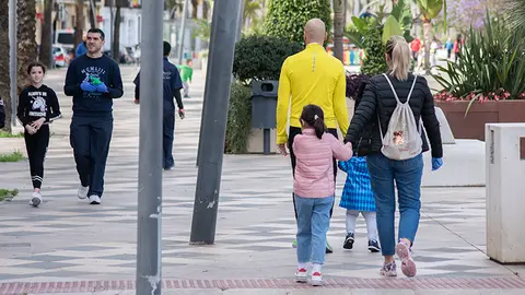 Familia ni&ntilde;os desconfinamiento La Marina Paseo