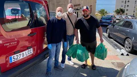 Voluntarios de UGT reparten bolsas de comida en distintas barriadas de la ciudad
