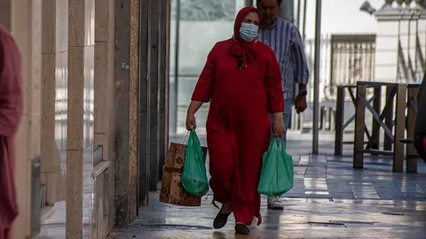 Mujer compras mascarilla musulmana