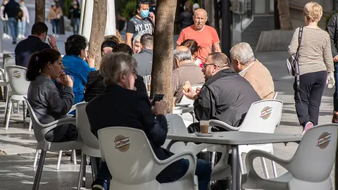 Bar terraza cafeter&iacute;a clientes tel&eacute;fono revell&iacute;n