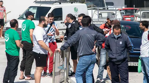Grupo de personas frente ala mezquita
