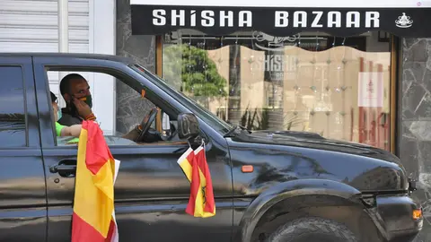 vox-mani-coche-17