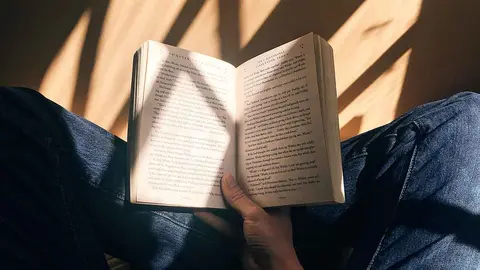blaz-photo-zMRLZh40kms-unsplashSi te apasiona la lectura, estos son algunos de los libros imprescindibles que no pueden faltar en tu biblioteca