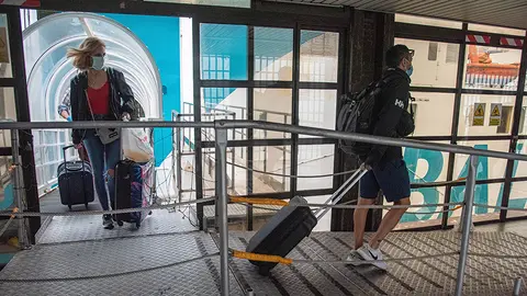 Pasajeros Ferry barco estaci&oacute;n mar&iacute;tima
