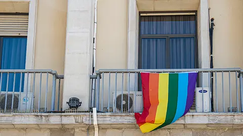 Bandera Arco Iris en el edificio de Delegaci&oacute;n de Gobierno