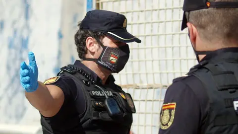 polic&iacute;a mascarilla apaisada