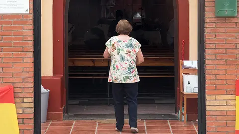 Una feligresa entra en la Caoilla de Todos los Santos de La Almadraba