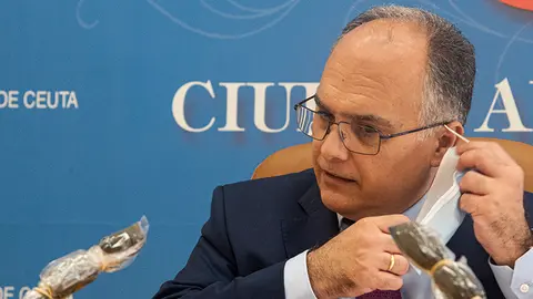 El portavoz del Gobierno se quita la mascarilla