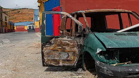 Un veh&iacute;culo quemado en la entrada del Pol&iacute;gono de La Chimenea