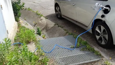 coche el&eacute;ctrico militar