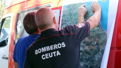 Dos bomberos, observando un mapa