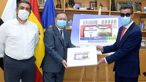 El presidente Vivas, el consejero de Cultura, Carlos Rontom&eacute; , con el director de la ONCE en Ceuta, Juan Antonio Moreno