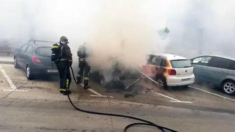 Los bomberos act&uacute;an en el incendio de un veh&iacute;cuo en la calle Se&ntilde;orita Valderrama