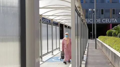 Una mujer, saliendo del Hospital Universitario