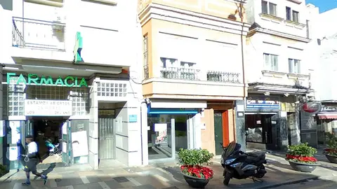 Teniente Coronel Gautier. Al fondo Bar La Perla